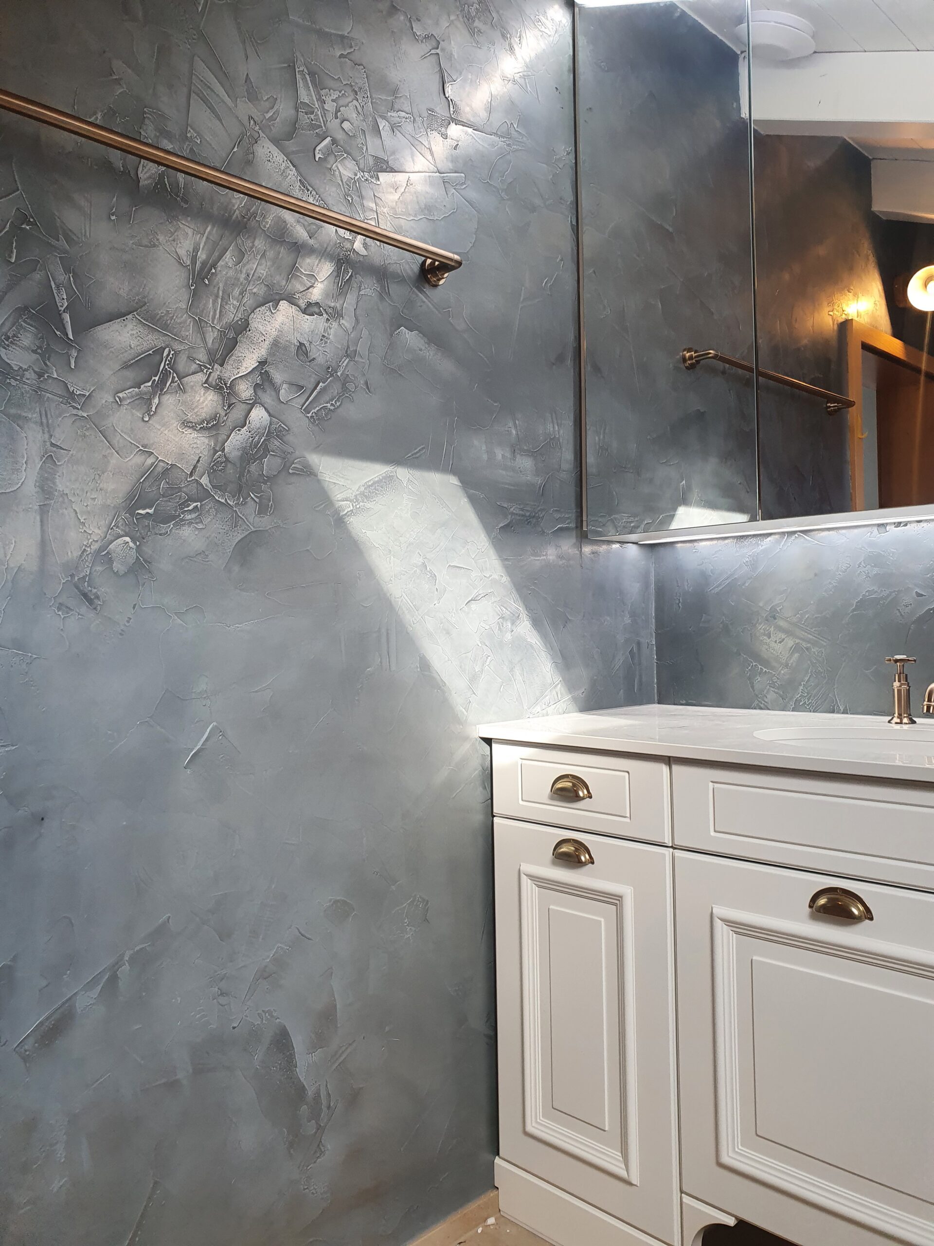 Badezimmer Metall Optik.jpg