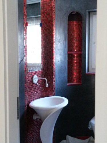 badezimmer schwarz rot stucco.jpg