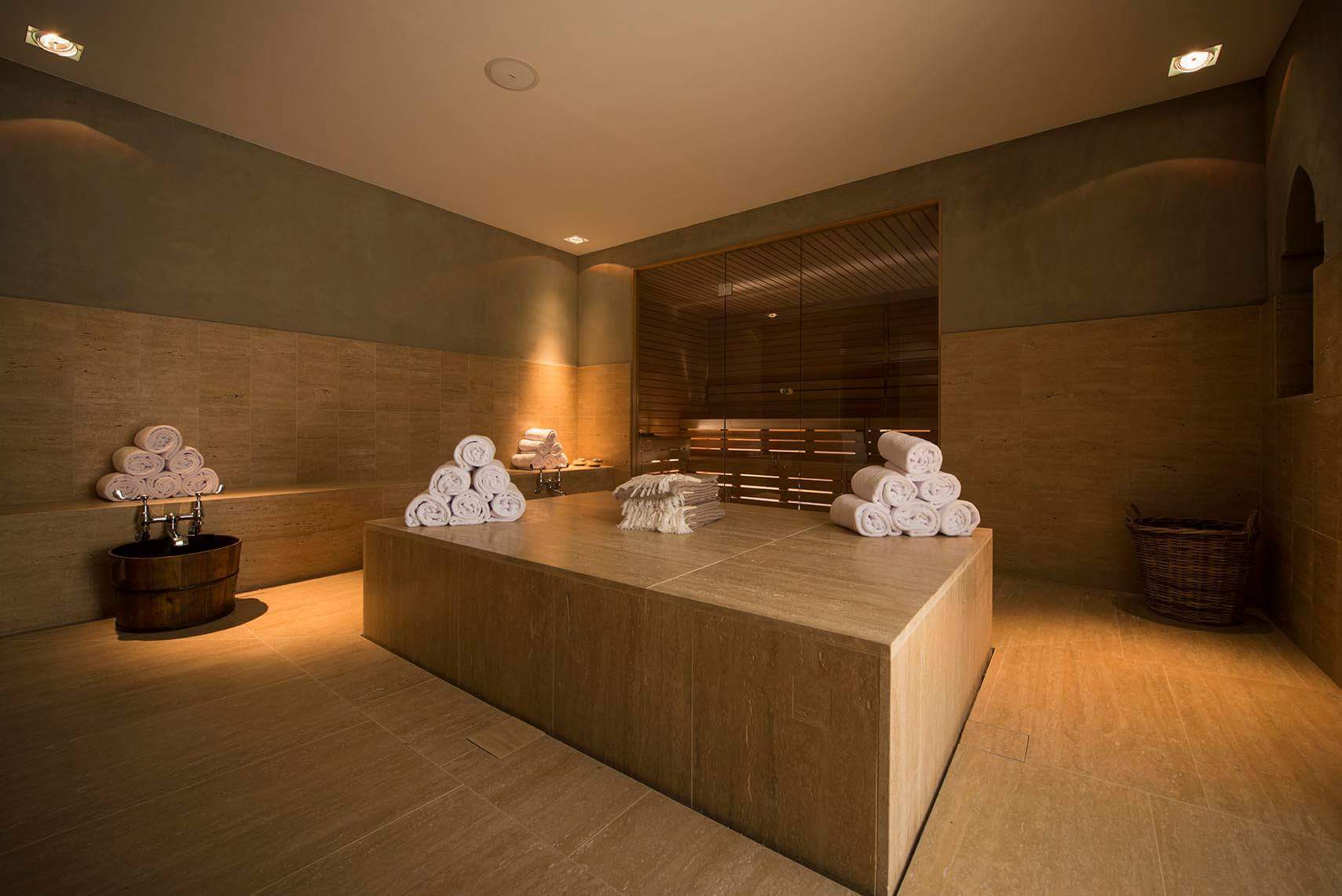 sauna holz stucco römisches bad.jpg
