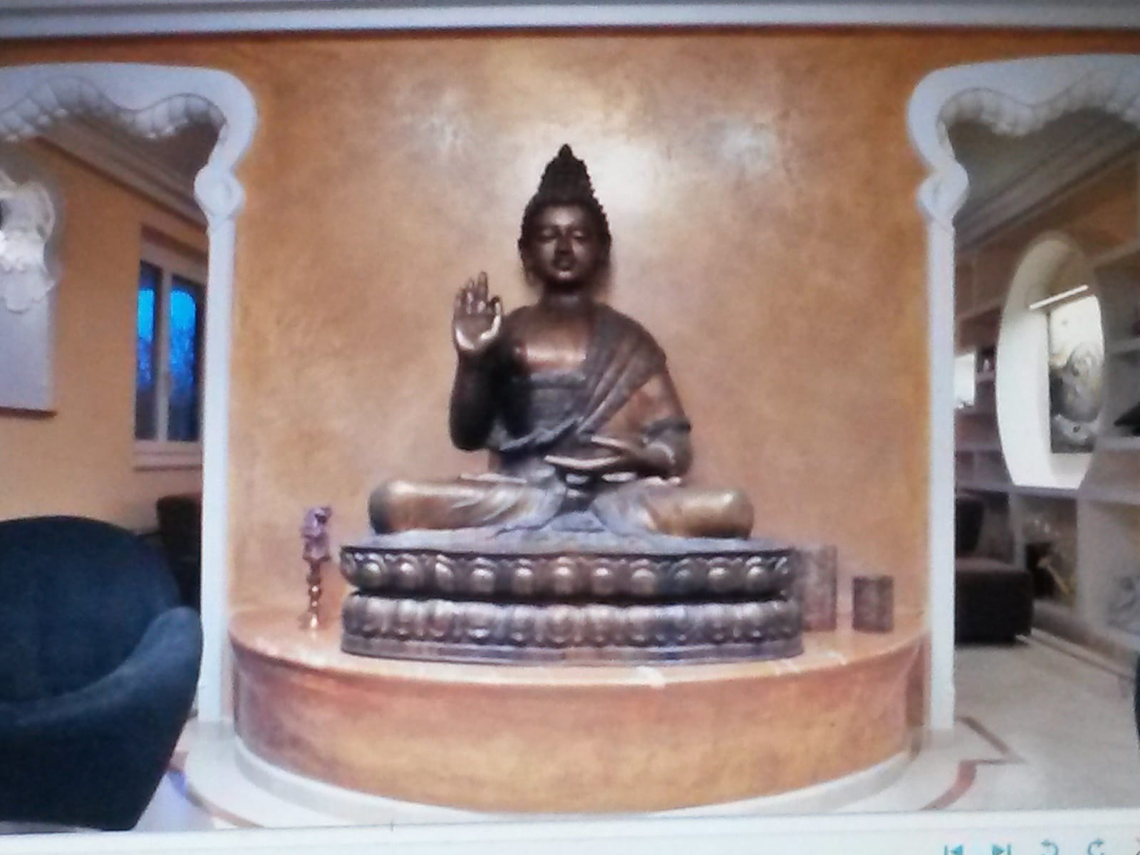 buddha vor stucco wand.jpg